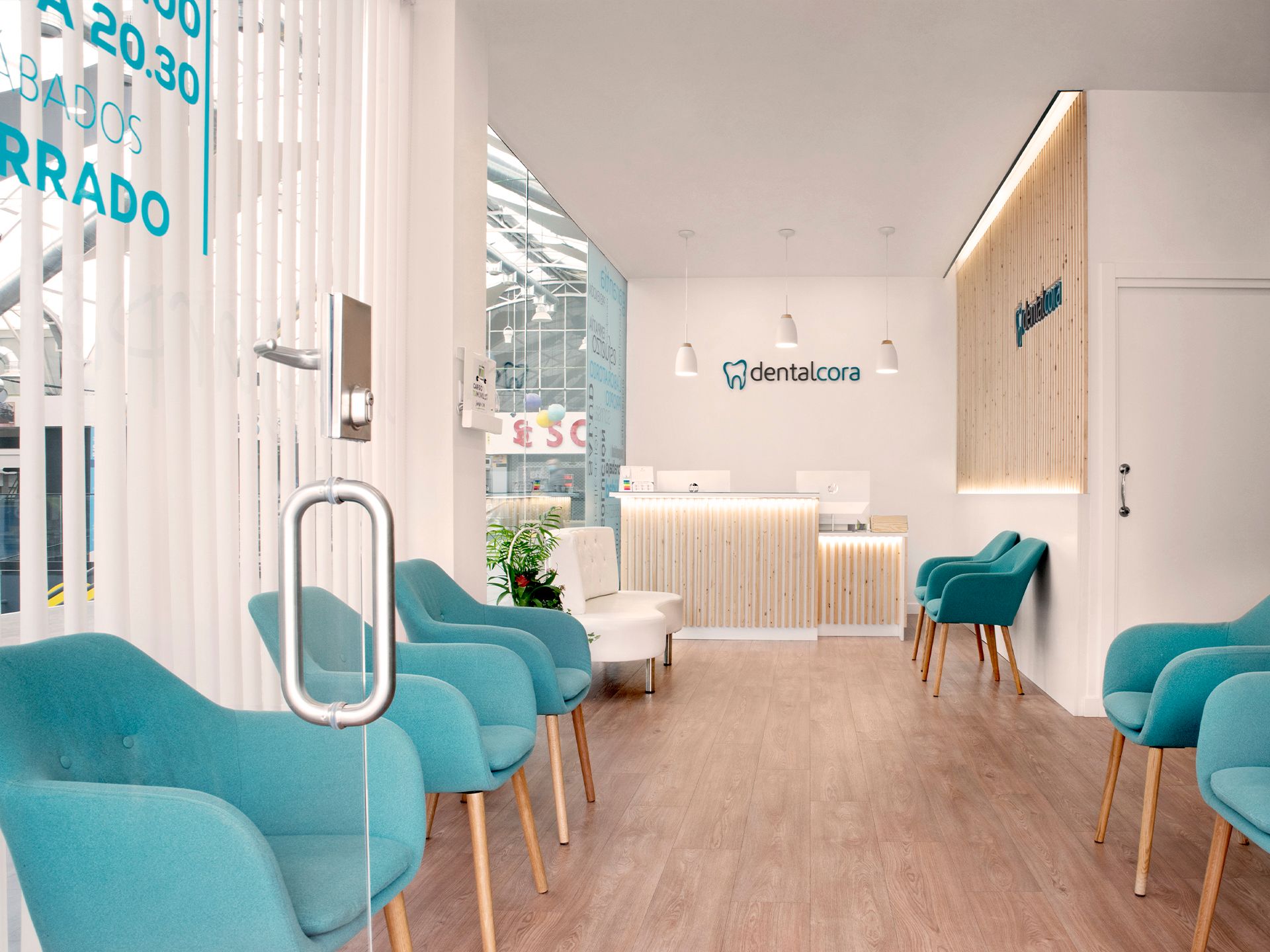 Arco 21 Arquitectura Interiorismo "Clínica dental Dentalcora"